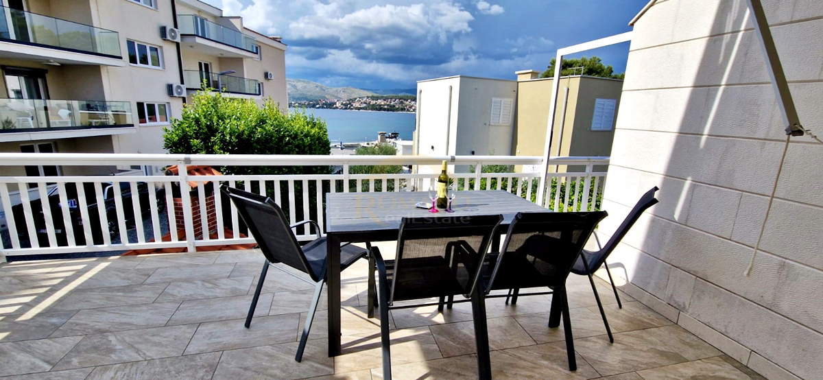 Casa con appartamenti a Okrug Gornji/Čiovo, seconda fila dal mare - 5 appartamenti